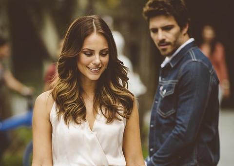 Homem confere bumbum de Paolla Oliveira durante gravação