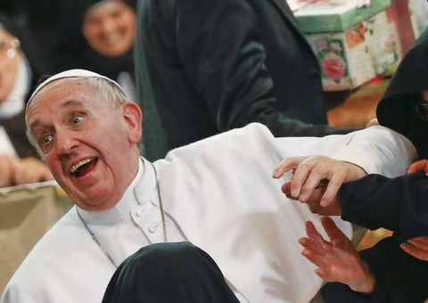 Papa é "atacado" por freiras durante celebração em Igreja de Nápoles; Veja