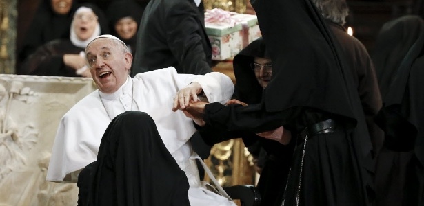 Papa é "atacado" por freiras durante celebração em Igreja de Nápoles; Veja