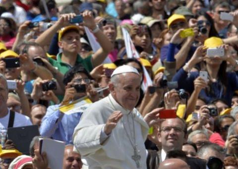 Papa supera 100 mil seguidores em latim no Twitter