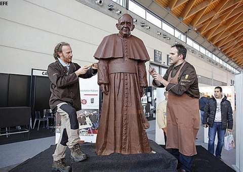 Alunos fazem estátua de chocolate do Papa Francisco em tamanho real