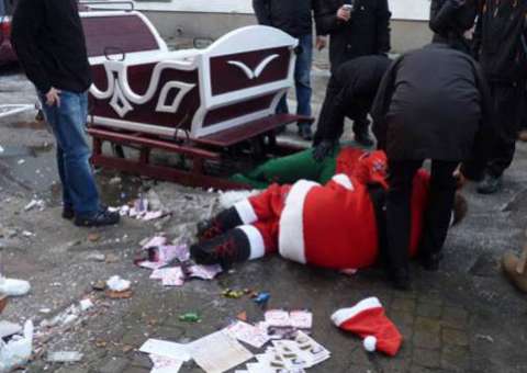 Papai Noel é hospitalizado depois de bater seu trenó em alta velocidade