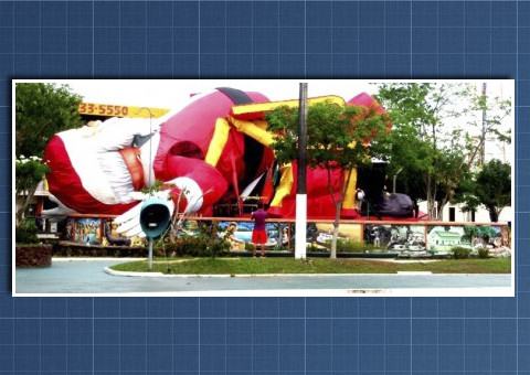 Papai Noel de 23 metros desaba em Parintins