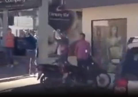 Policiais são recebidos com aplausos após arriscar a vida para fazer o seu trabalho. Emocionante