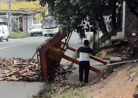 Abrigo de parada de ônibus desaba na Cidade Nova 3
