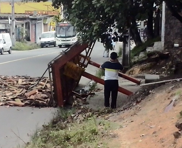 Abrigo de parada de ônibus desaba na Cidade Nova 3