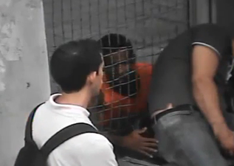 Nunca durma em um ponto de ônibus no Brasil