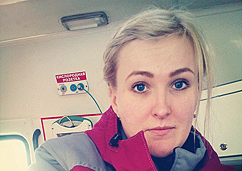 Paramédica tira selfie com paciente à beira da morte e escreve: "Outro idiota"