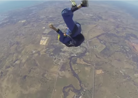 SUSTO: Paraquedista desmaia durante salto 