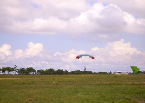 Paraquedista fratura as duas pernas ao aterrar no aeroclube