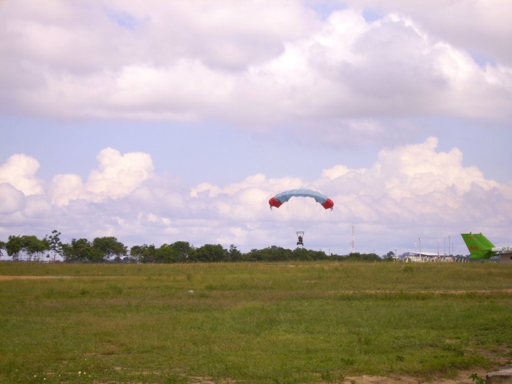 Paraquedista fratura as duas pernas ao aterrar no aeroclube