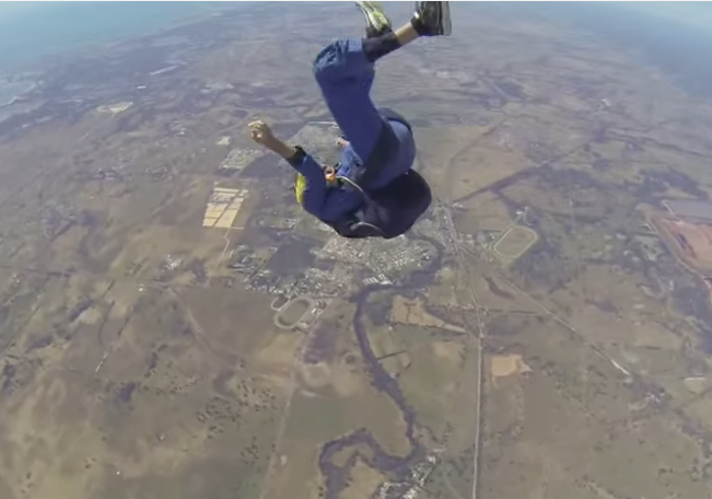 SUSTO: Paraquedista desmaia durante salto 