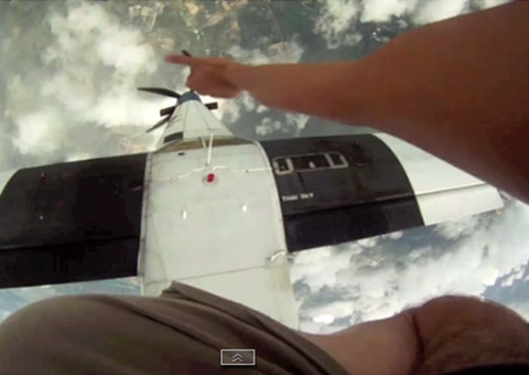 Pára-quedistas saltam de avião e quase são atingidos por hélice (imagens impressionantes)