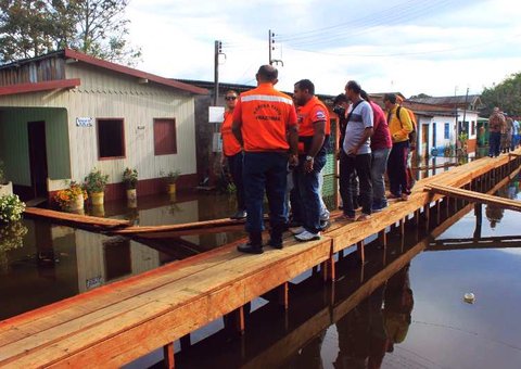 Famílias afetadas pela cheia recebem benefício