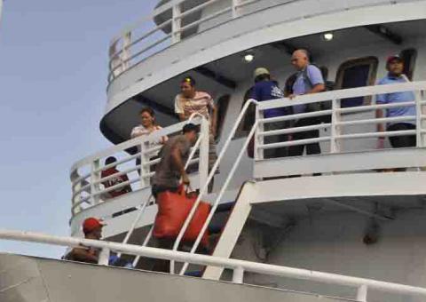  Navios embarcam lotados rumo ao festival de Parintins