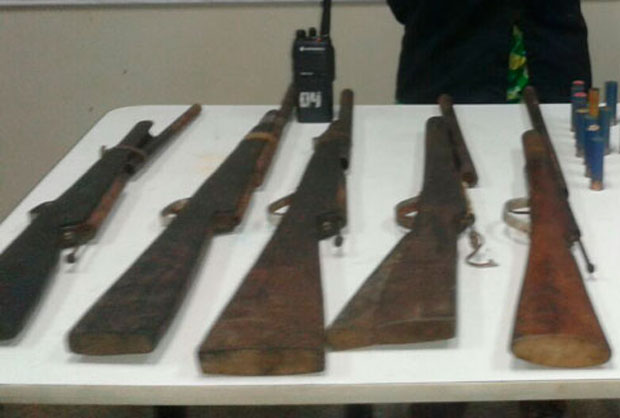  Em Parintins, homem é preso em embarcação com armas de fabricação caseira