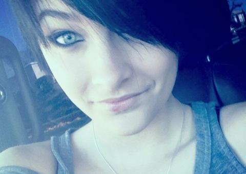 Filha de Michael Jackson toca baixo e posta foto no twitter