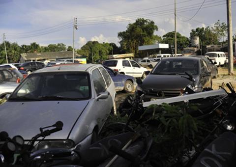 Parqueamento municipal vira cemitério de carros velhos em Manaus
