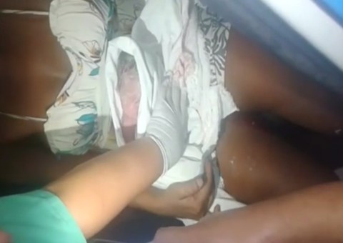  Mulher dá à luz dentro de viatura da PM, assista
