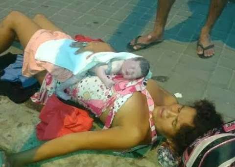 Mulher dá à luz em calçada de mercado público em João Pessoa