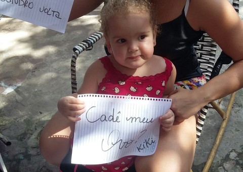 Família resolve comemorar a Páscoa fazendo um protesto bem humorado em Manaus