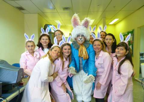  FCecon: Entrega ovos de Páscoa para pacientes em tratamento