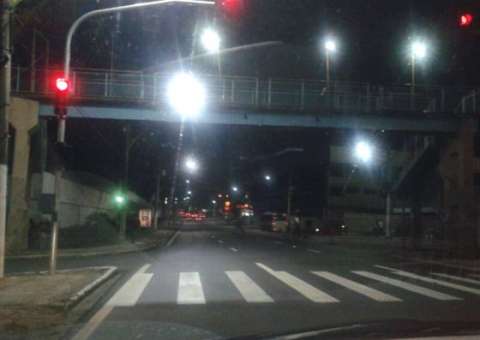 Faixa de pedestre substitui passarela em obras no bairro Flores