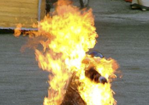 No Texas pastor comete suicídio atendo fogo no corpo como protesto