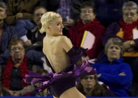 Patinadora sueca fica seminua durante apresentação