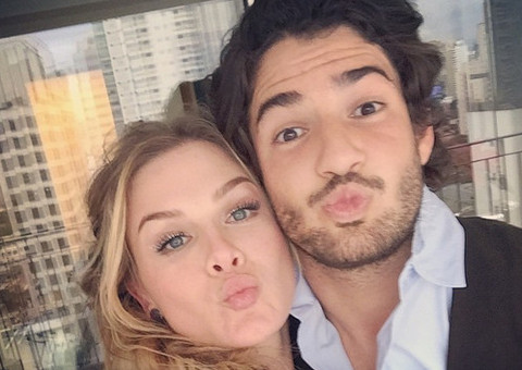 Fiorella Mattheis posa em clima de romance e anuncia férias ao lado de Alexandre Pato