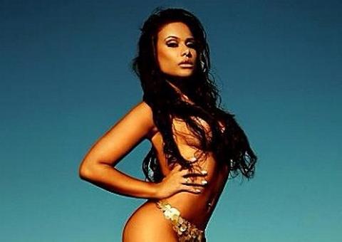 Seminua, ex suposta ficante de Neymar posa de sereia sexy