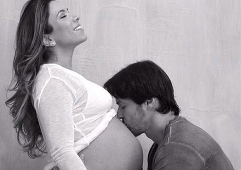 Prestes a dar à luz, Patrícia Abravanel mostra barrigão e paparico do marido