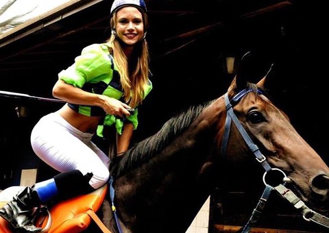 Musa multiesportista, Patrícia Richter se aventura no hipismo