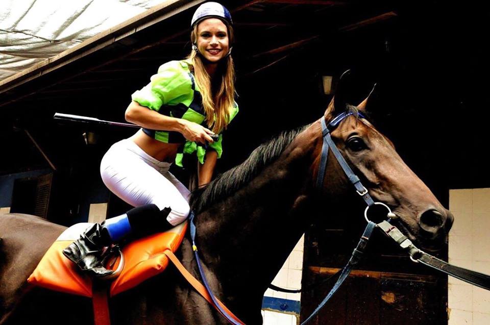 Musa multiesportista, Patrícia Richter se aventura no hipismo