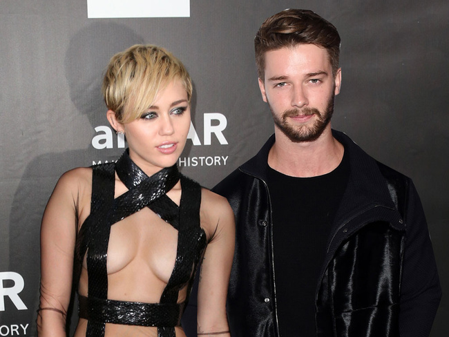 Após traição, Miley Cyrus termina namoro com filho de Arnold Schwarzenegger