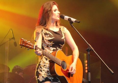 Paula Fernandes solta o vozeirão no Pará