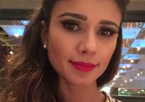 Paula Fernandes torce o pé durante troca de roupa em Show