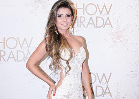 Paula Fernandes sensualiza com macacão transparente para gravação de show 