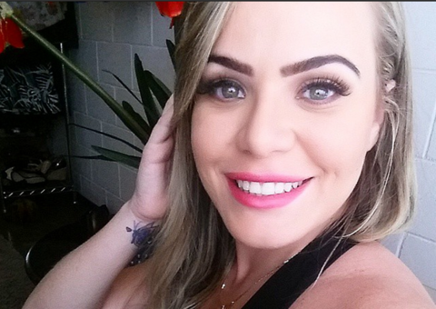 Ex-BBB Paulinha fala sobre foto nua com mulher