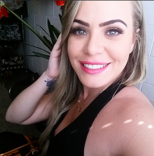 Ex-BBB Paulinha fala sobre foto nua com mulher