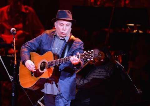Cantor Paul Simon e a mulher são presos por briga