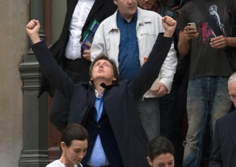 Paul McCartney surpreende com show gratuito na Times Square