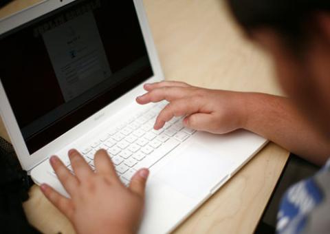 Crianças são chantageadas para praticar sexo na internet