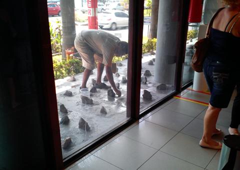 Bradesco  resolve jogar duro com mendigos e ocupa calçada com pedras pontiagudas