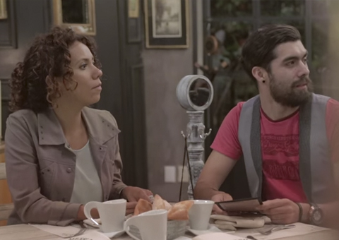 PEGADINHA: Homem se transforma em lobisomem dentro de restaurante