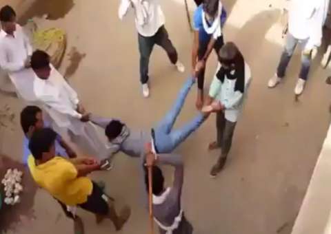 Vídeo mostra, como as pessoas são penalizadas em flagrante de furto na Indonésia