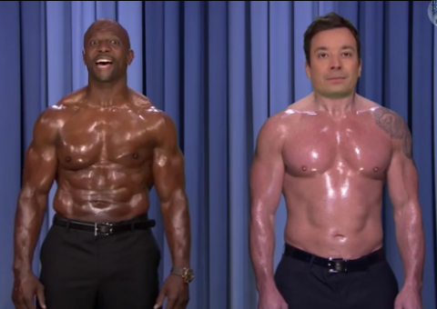 Atores fazem dança dos mamilos e bombam na web. Assista