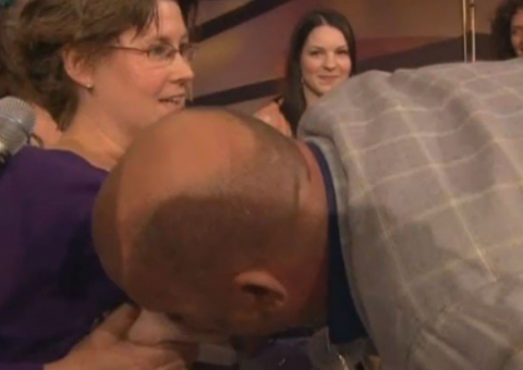 Após mamar em mulher durante programa de TV, humorista é criticado. Veja