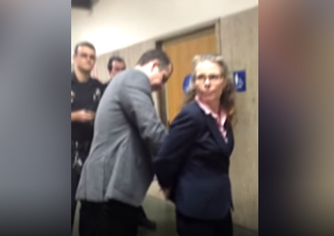 Vídeo que mostra advogada impedindo abuso de delegado já tem mais de 1 milhão de visualizações