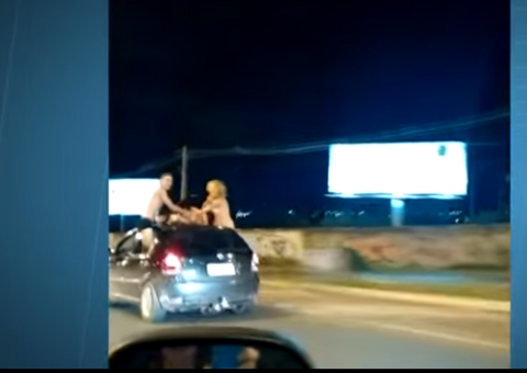 Vídeo mostra motorista levando mulheres nuas penduradas em janela de carro